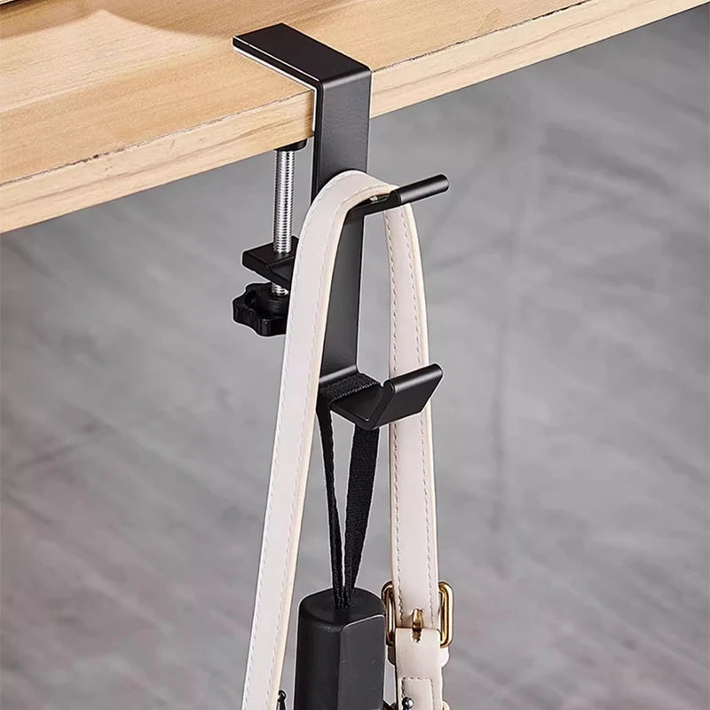 Gancho organizador ajustável.